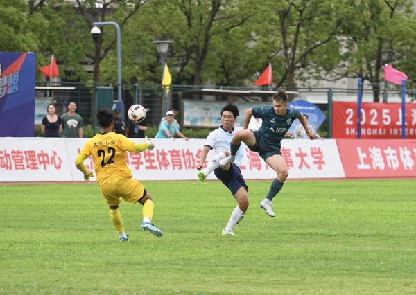 中俄两支青少年球队在临港伸开巅峰对决